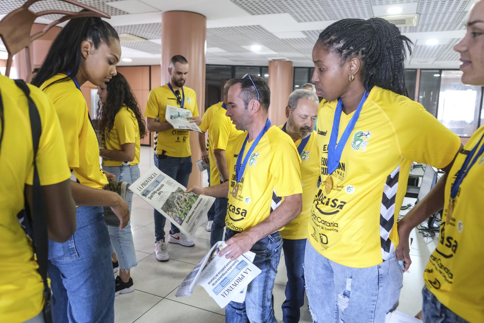 El Rocasa visita LA PROVINCIA con su tercer trofeo de campeón europeo de balonmano femenino