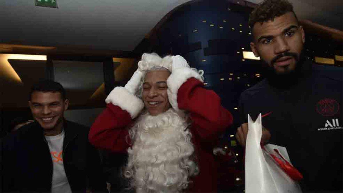 Mbappé se puso el traje de Papá Noel