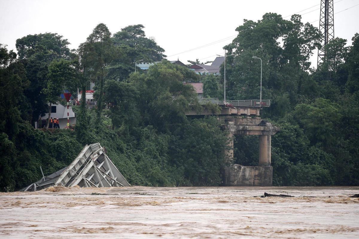 Un puente se desploma en Vietnam y deja al menos 13 desaparecidos