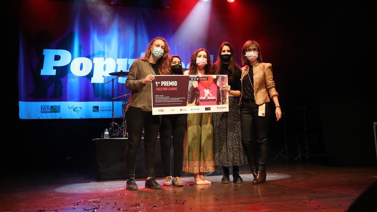 Ester Vallejo con el premio de ganadora del Popyrock.