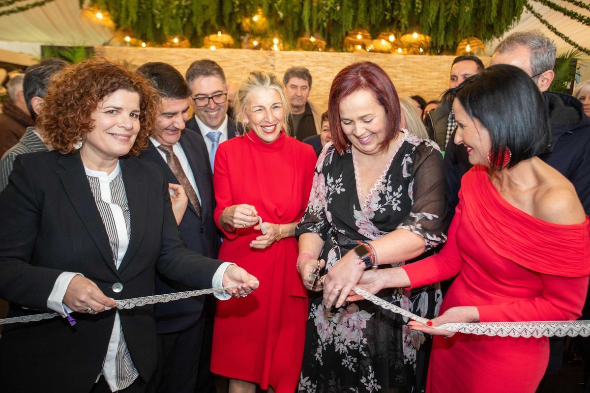 María Rivas, esda., Pedro Blanco, Yolanda Díaz, Sandra Ínsua y Encarna Liñeiro cortando a cinta inaugural