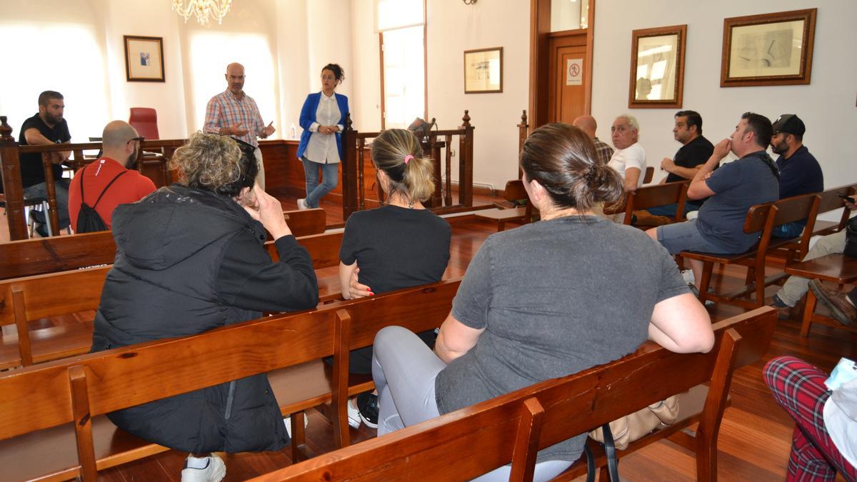 La reciente reunión en el salón de plenos de Bueu entre el Concello y la hostelería local.