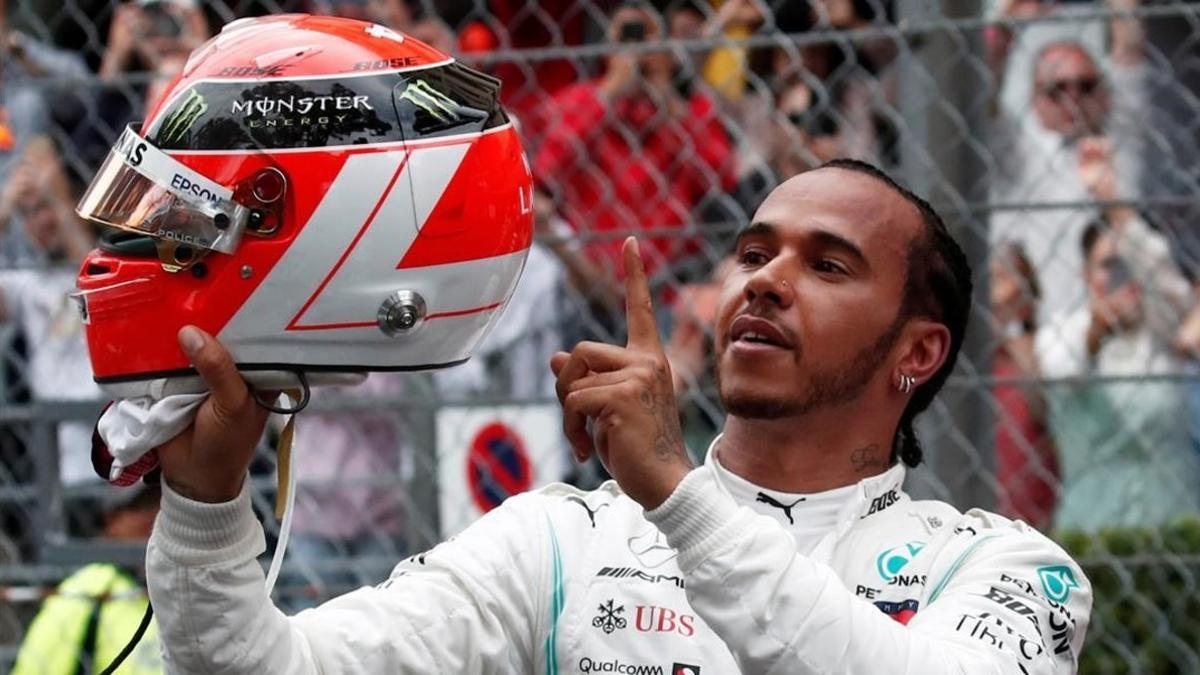 Lewis Hamilton (Mercedes) celebra su tercera victoria en Mónaco y homenajea a Niki Lauda