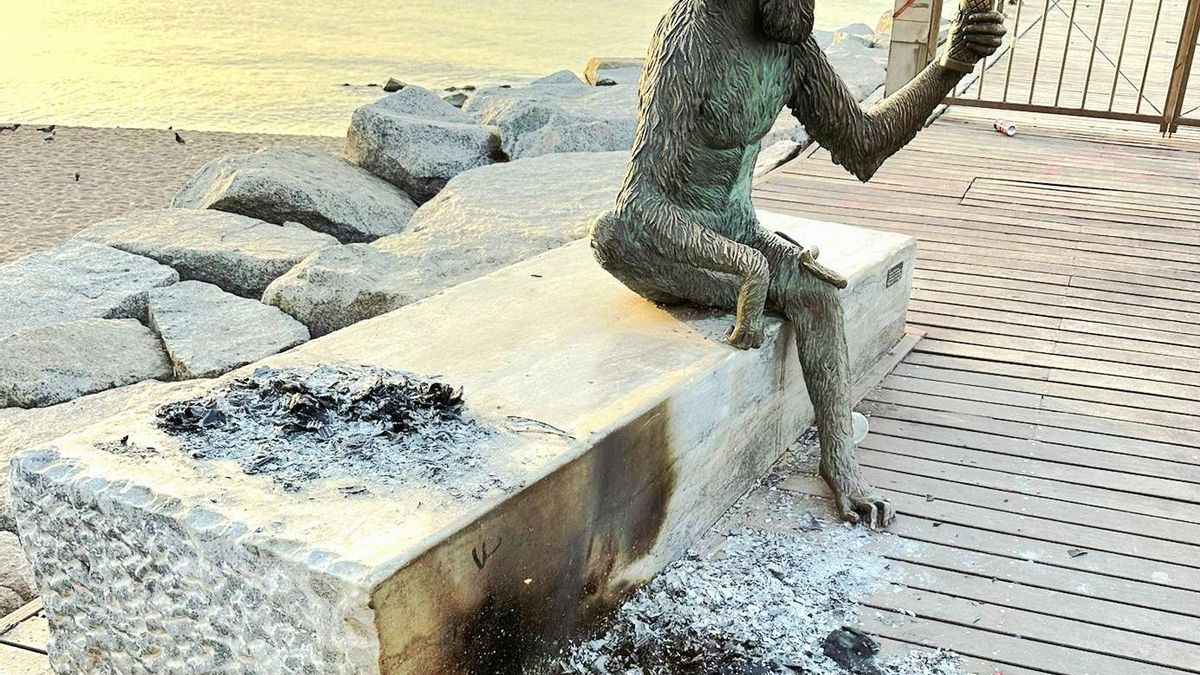 La escultura del Anís del Mono de Badalona, este 24 de junio