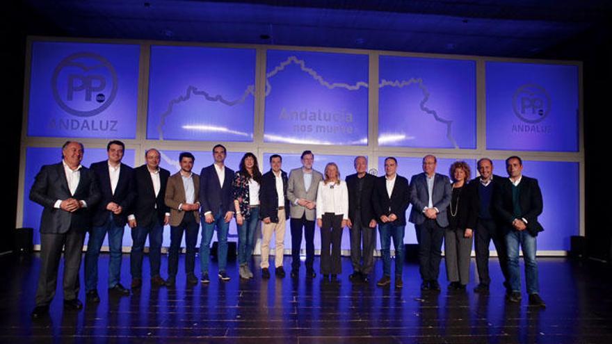 Rajoy, Moreno y Bendodo, con los candidatos del PP a las grandes ciudades de Andalucía, ayer en Marbella.