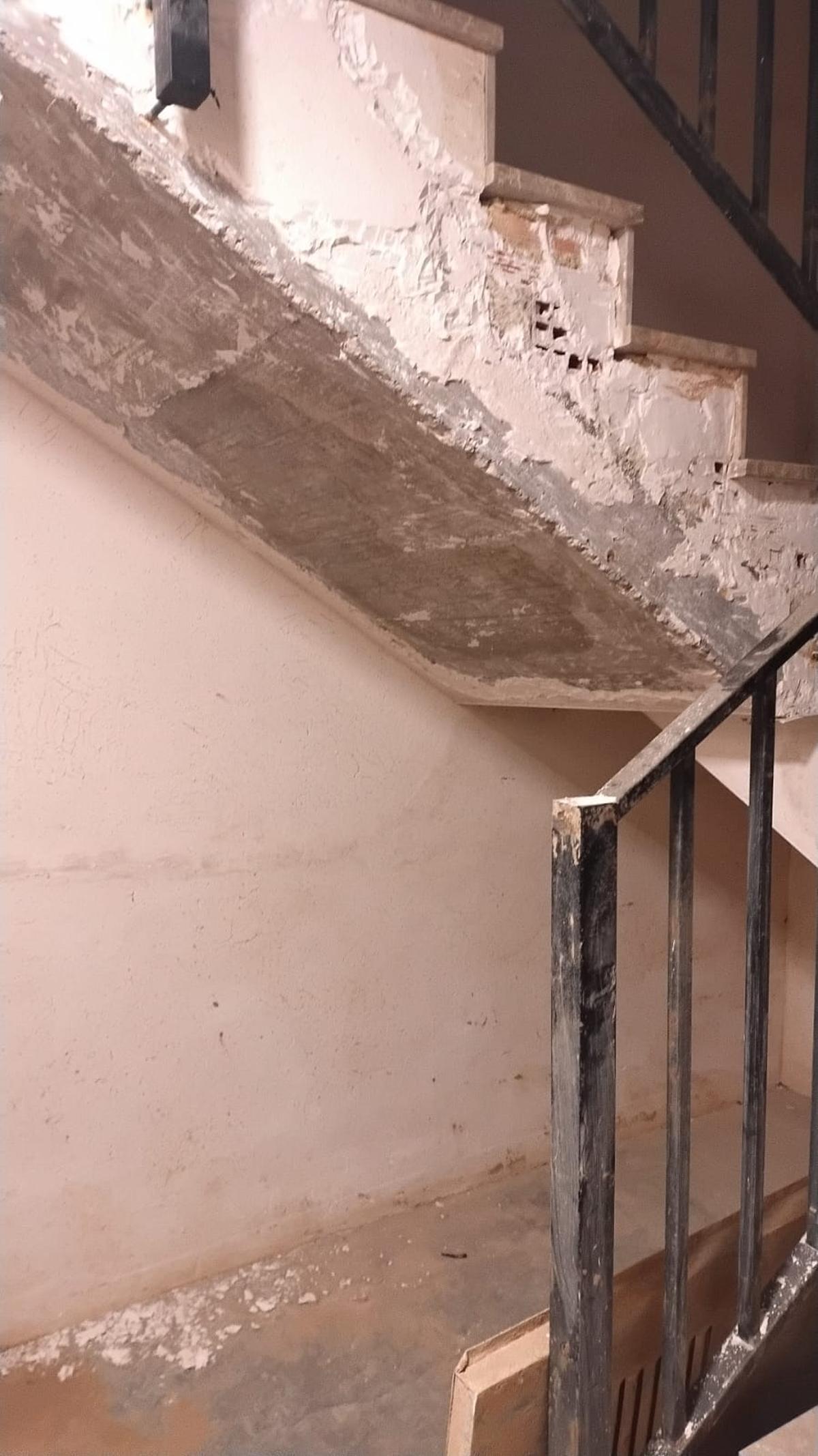 Estado de la escalera de bajada al garaje en el edificio de Elisabeth, sin reparar más dfe un año después