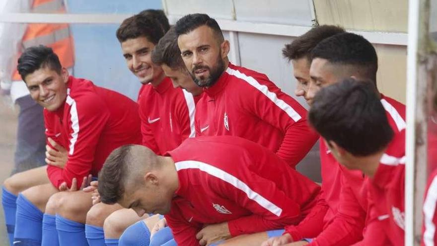 Por la izquierda, Cristian Salvador, Rachid, Tráver, Molinero, Nacho Méndez, Pedro Díaz, Pablo Fernández y Pablo Pérez, en el banquillo del Román Suárez Puerta durante el partido ante el Pontevedra.