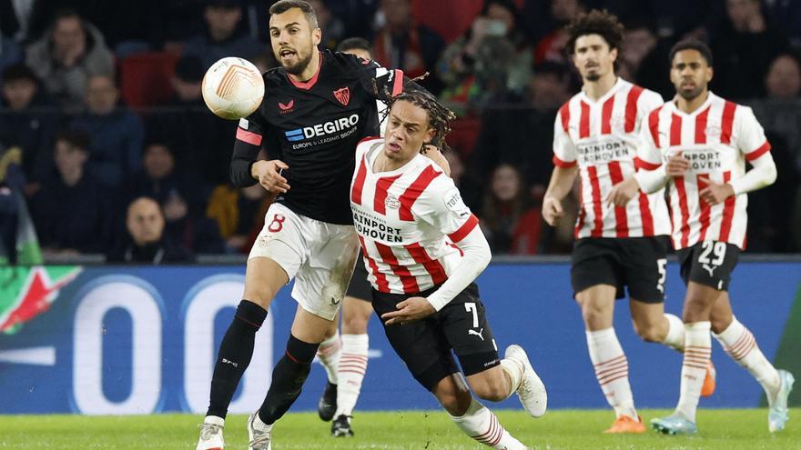 El Sevilla avanza a octavos pese a perder en Eindhoven
