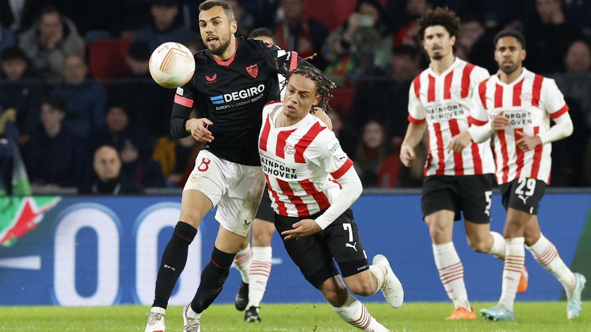 Joan Jordán, ante Xavi Simons, en una jugada del PSV-Sevilla.