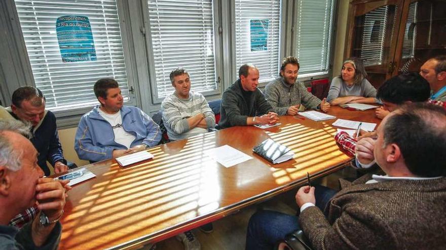 Los integrantes de la Mesa de la Ría, ayer, en una reunión de trabajo en la Casa do Mar.