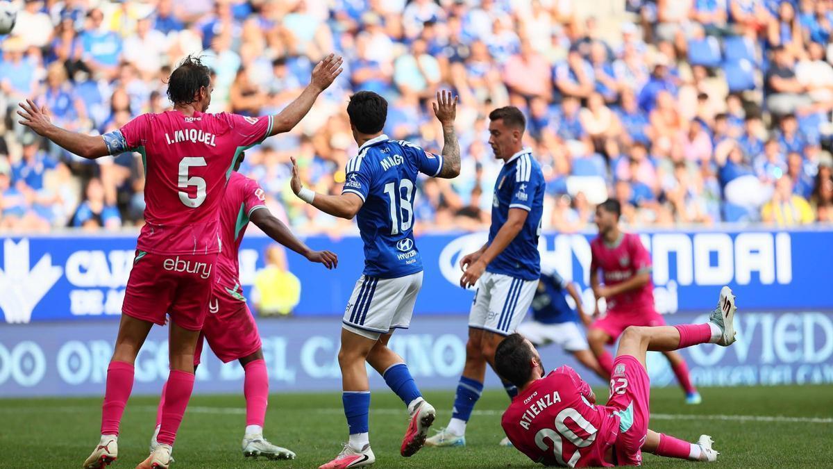 Una imagen del choque entre Oviedo y Leganés.