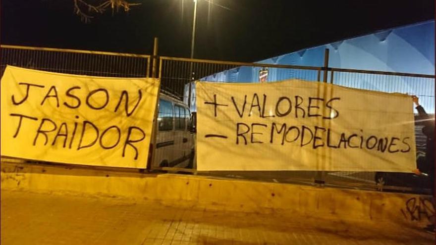 Pancartas ofensivas contra Jason y el club junto al estadio del Levante UD