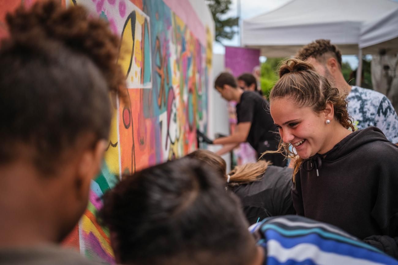 Elaboración de un mural por el Día de la Juventud en San Benito, en La Laguna