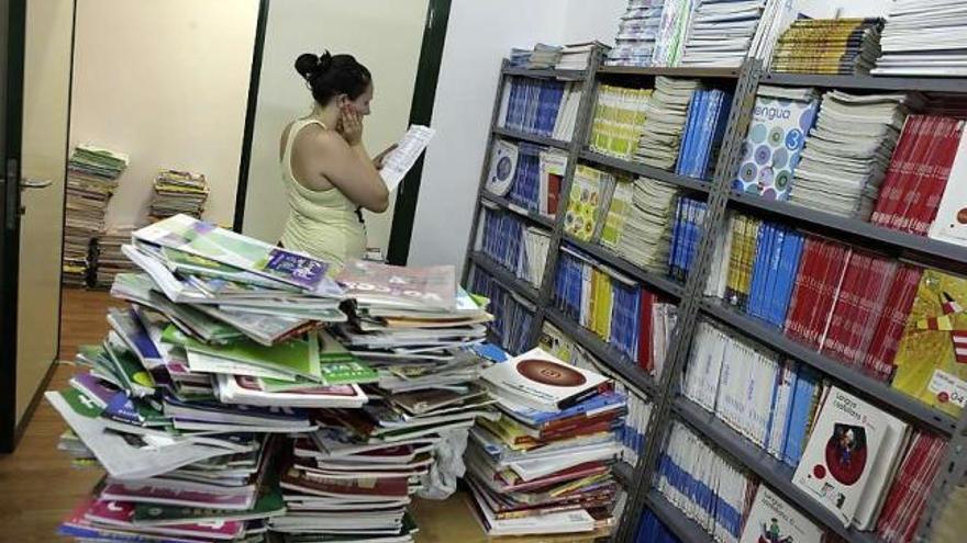 Familias esperan turno para ser atendidas con sus peticiones de libros.