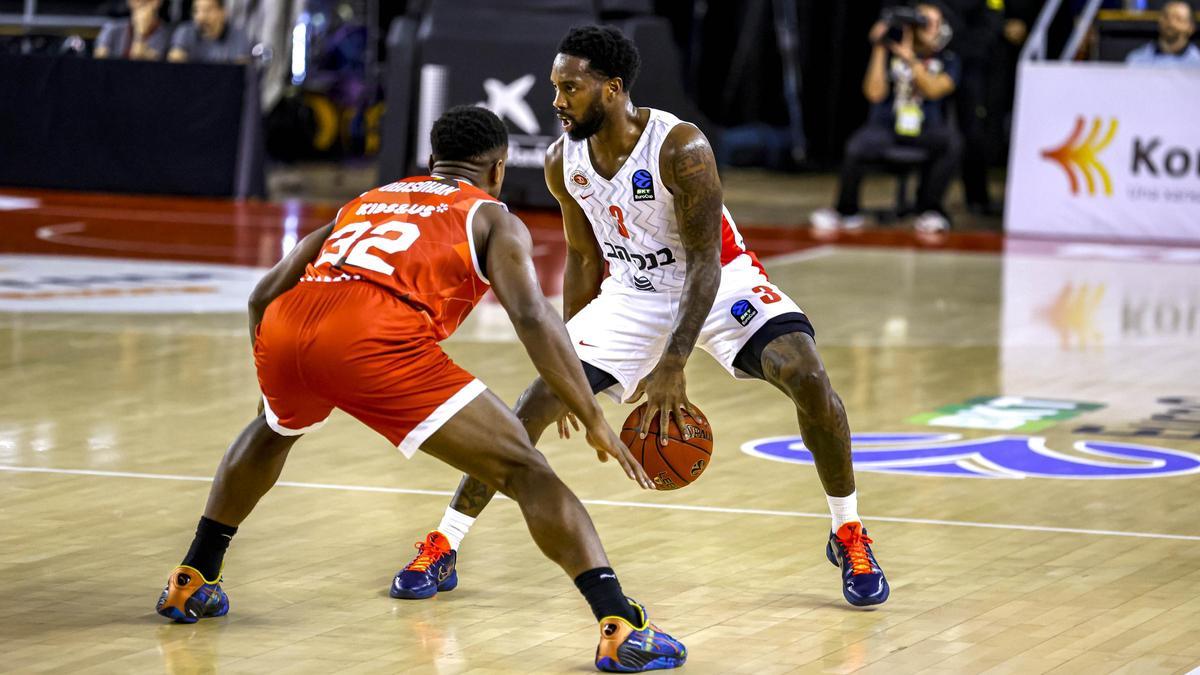 Khadeen Carrington, de cara, marcat per Retin Obasohan, en el partit del Nou Congost