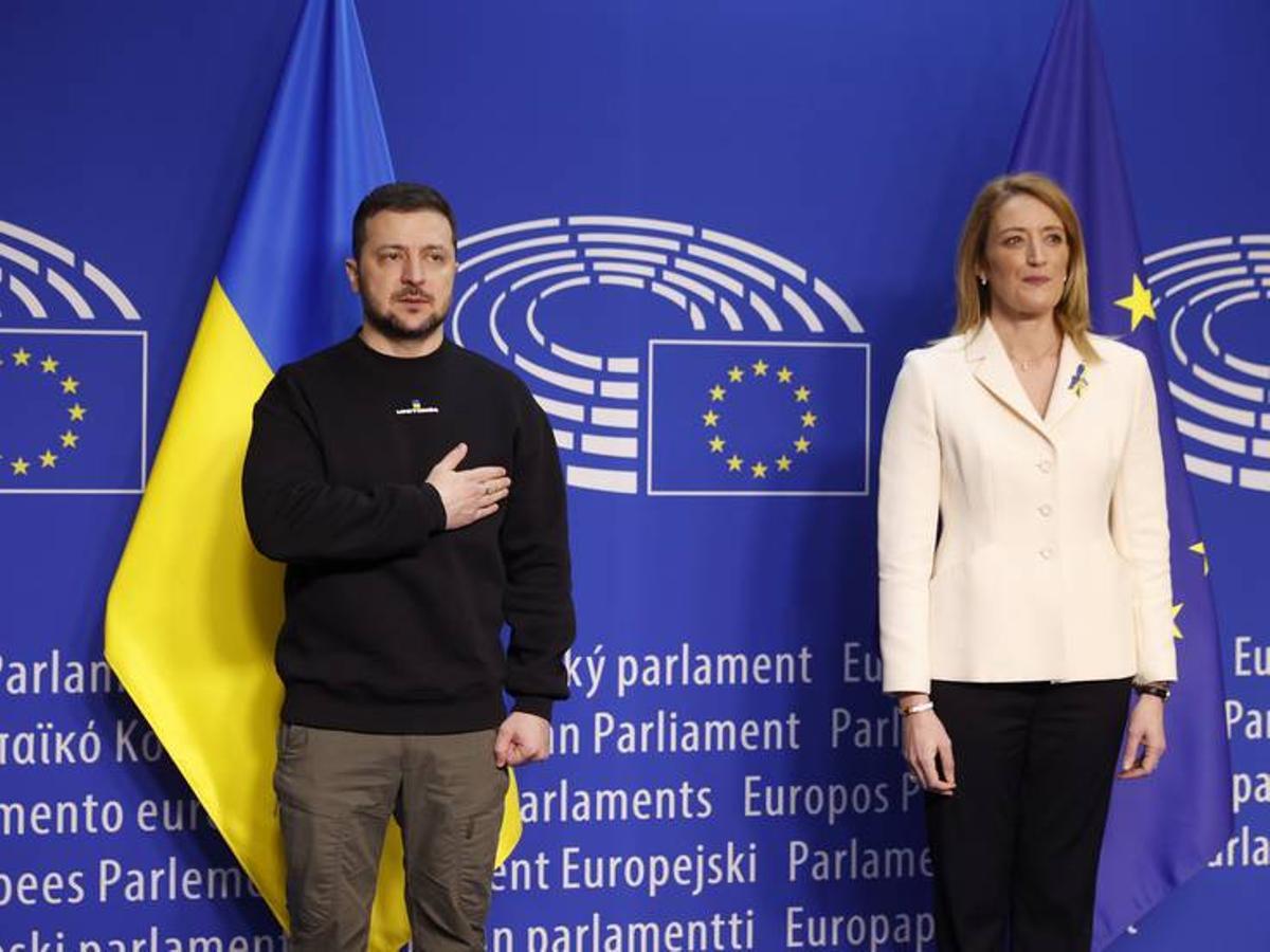 Volodímir Zelenski y Roberta Metsola, presidenta de la Eurocámara.