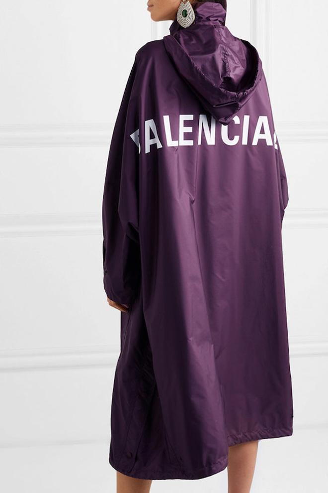 Chubasquero con logo, de Balenciaga