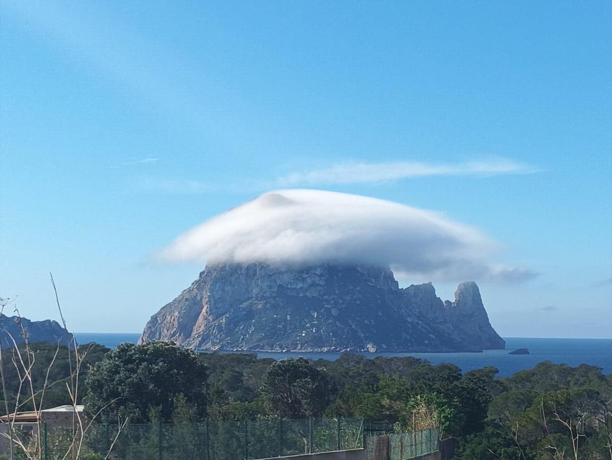 Es Vedrà, este jueves, con una boina de nubes
