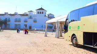 Cómo ir en autobús a la aldea de El Rocío: horarios y precios desde Sevilla y Huelva