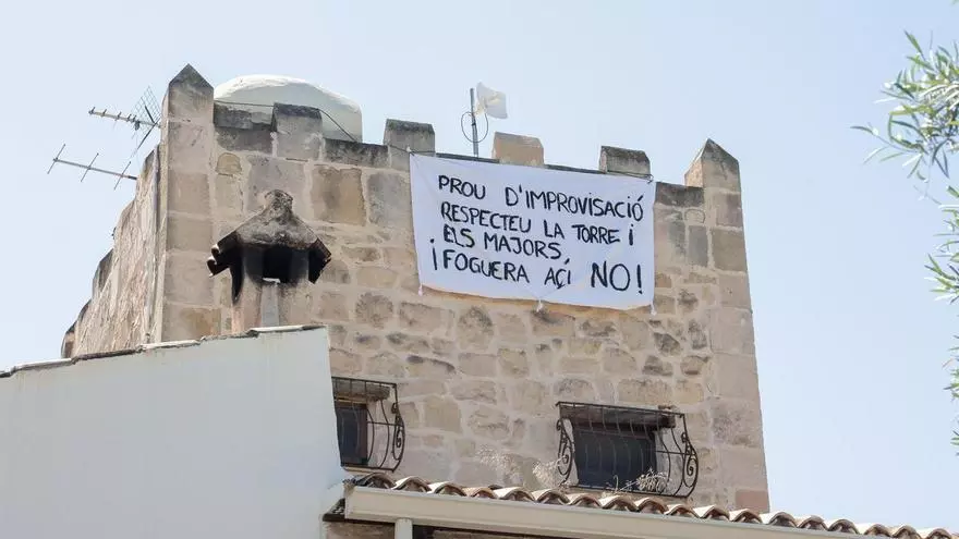 Pancartas en Albufereta en protesta por la ubicación de la nueva hoguera