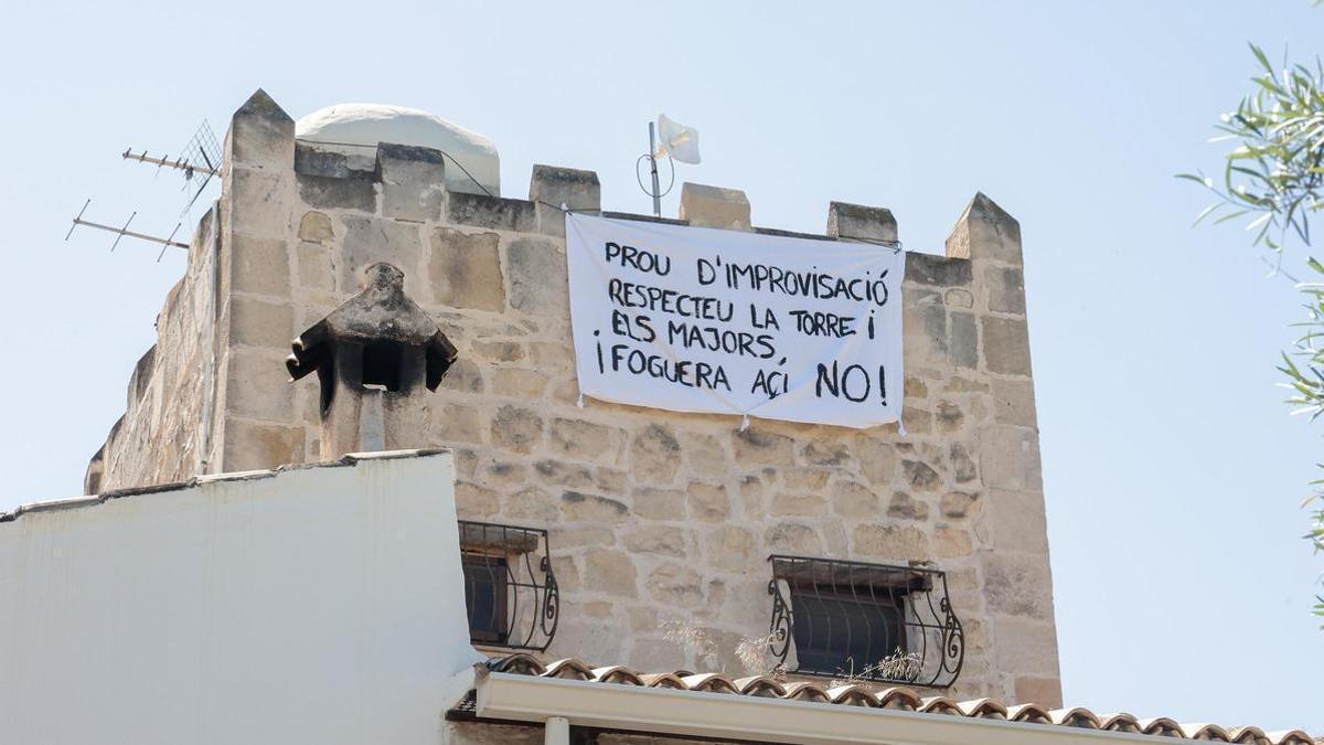 Pancartas en Albufereta en protesta por la ubicación de la nueva hoguera