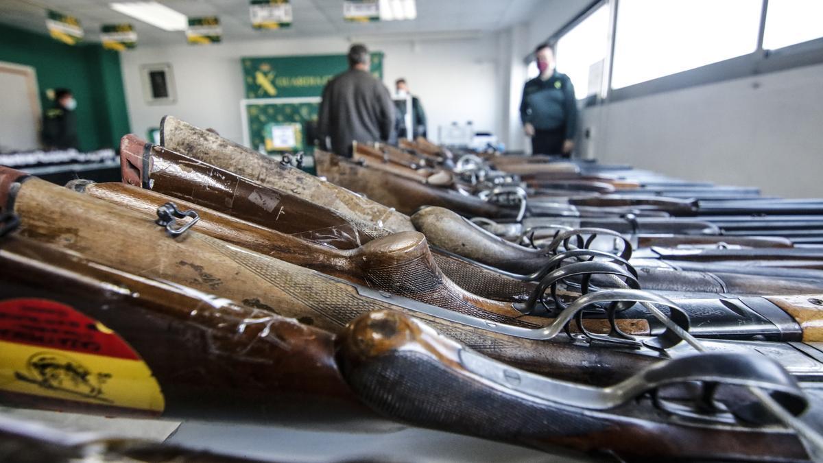 Exposición de las 474 armas que salen hoy a subasta pública en la Comandancia de la Guardia Civil de Cáceres.