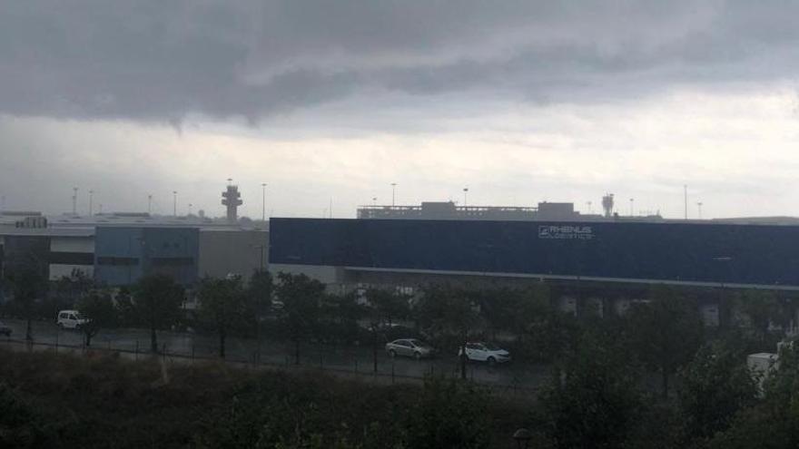 Tormentas sobre el aeropuerto de El Prat.