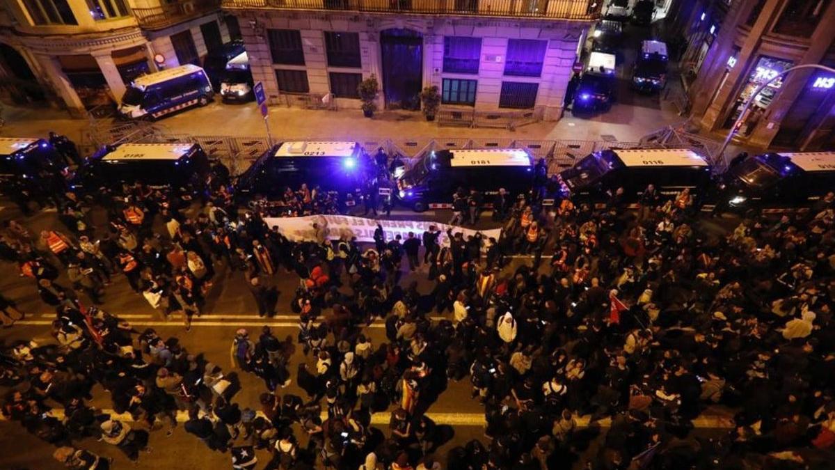 Los estudiantes protestan ante la Jefatura de la Policía Nacional en la Via Laietana.