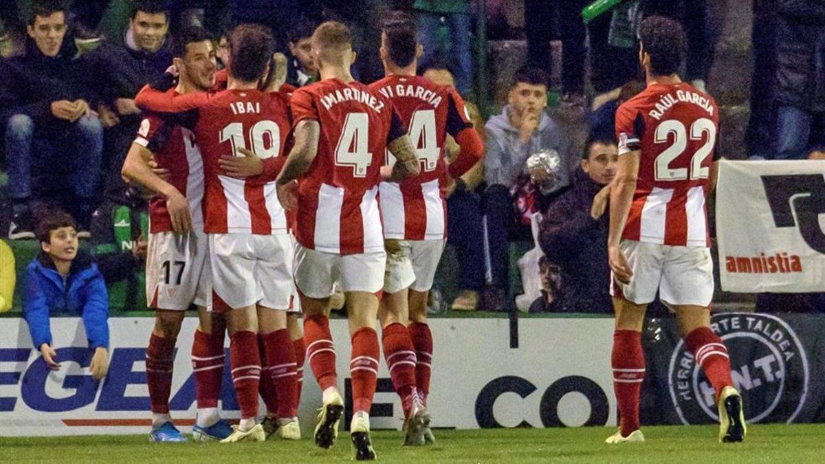 Los jugadores del Athletic hacen piña en torno a Villalibre