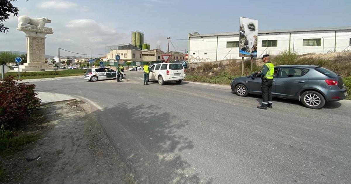 Agentes de la Guardia Civil en un acceso a Baena.
