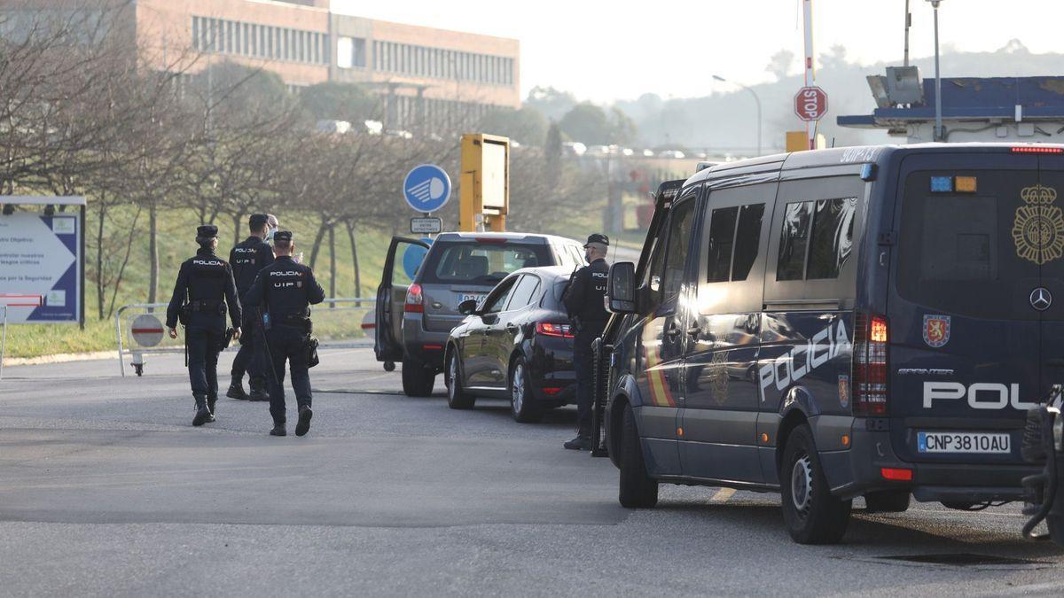 Agentes en las inmediaciones de la factoría de Alu Ibérica en Avilés.