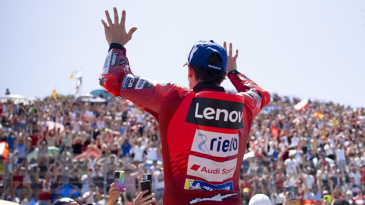 Marc Márquez celebra su victoria de ayer, en Jerez, con el público de Nieto-Peluqui.