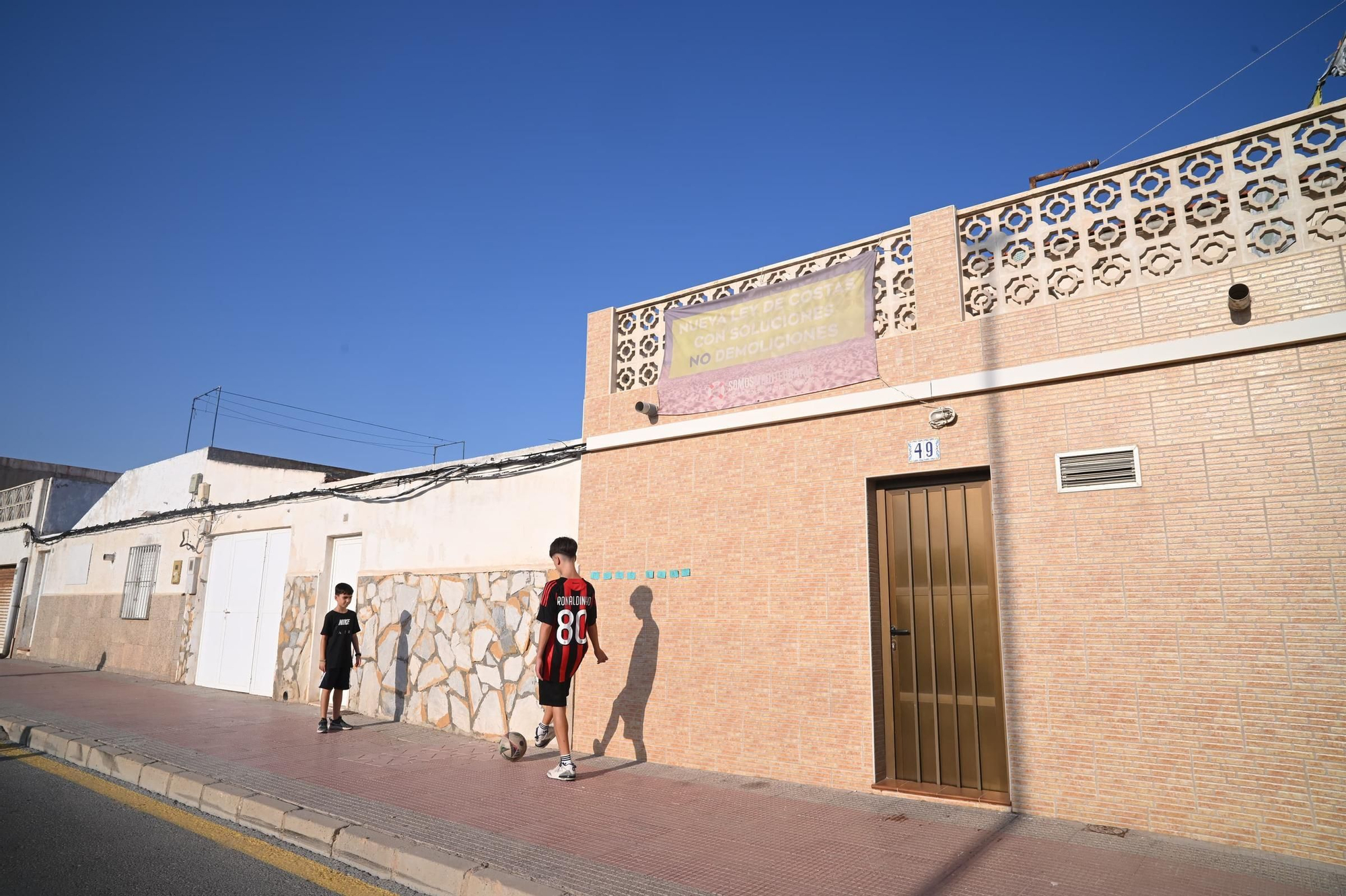 Corazones rotos en playa Babilonia: Los vecinos piden apoyo para mantener las casas en pie