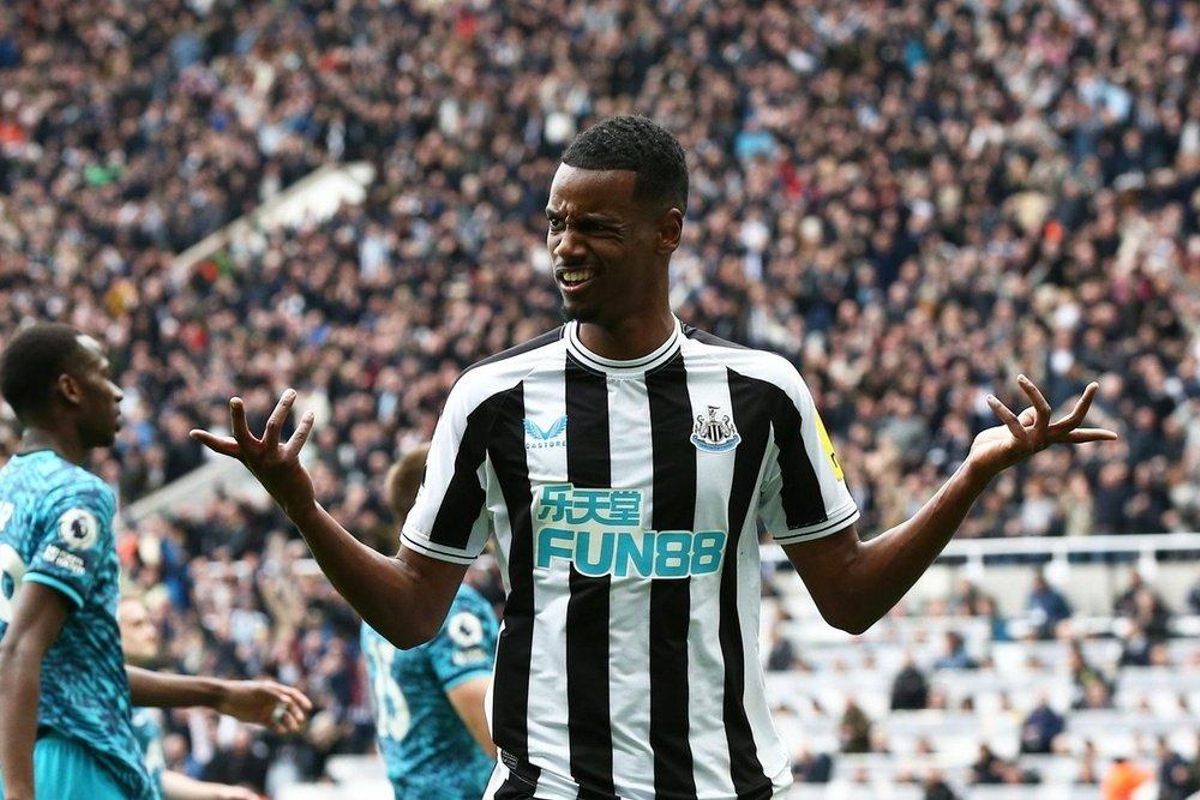 Alexander Isak jugando con el Newcastle