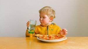 Un niño comiendo