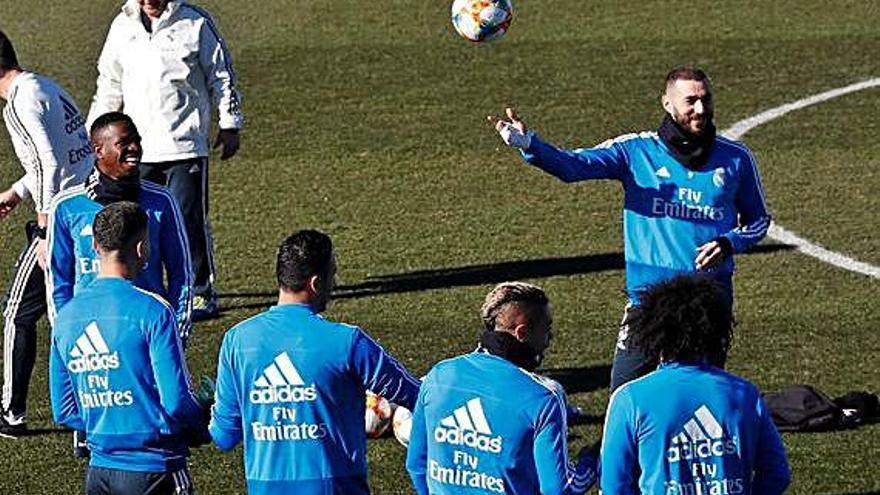 Benzema, con el balón, bromea con sus compañeros del Real Madrid en el entrenamiento de ayer.
