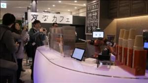 En un bar de Tòquio als clients els atén algú molt especial. Es tracta d’un robot.