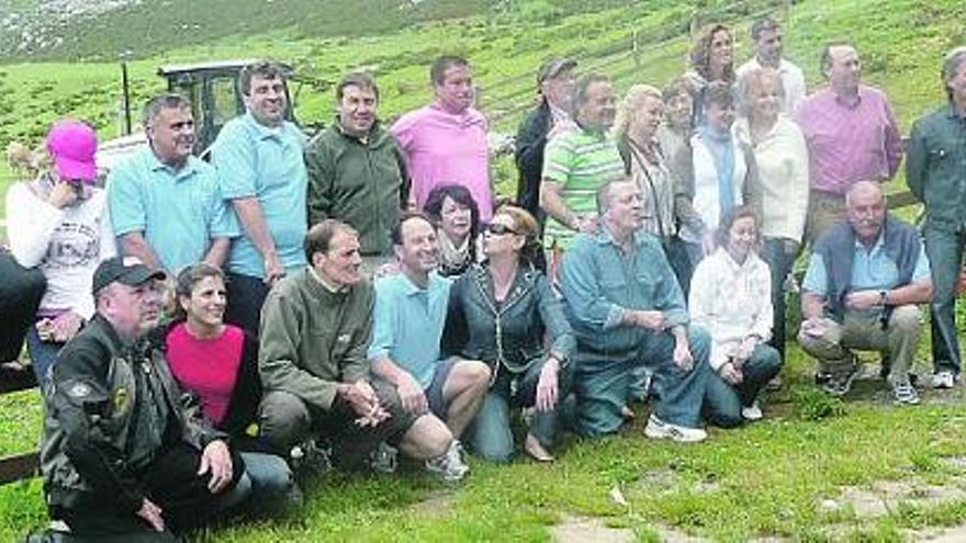 El grupo de caminantes, con todos los amigos y allegados que los fueron a aplaudir a su llegada a los Lagos.