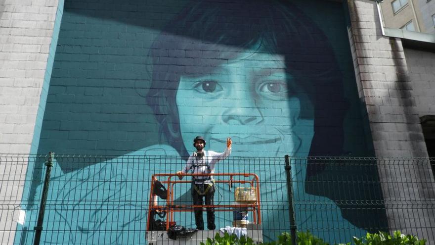 El artista urbano Mon Devane pinta su segundo mural en el CEIP Mestre Vide