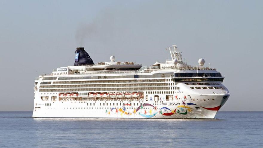 El &#039;Norwegian Star&#039; a su llegada a Palma.