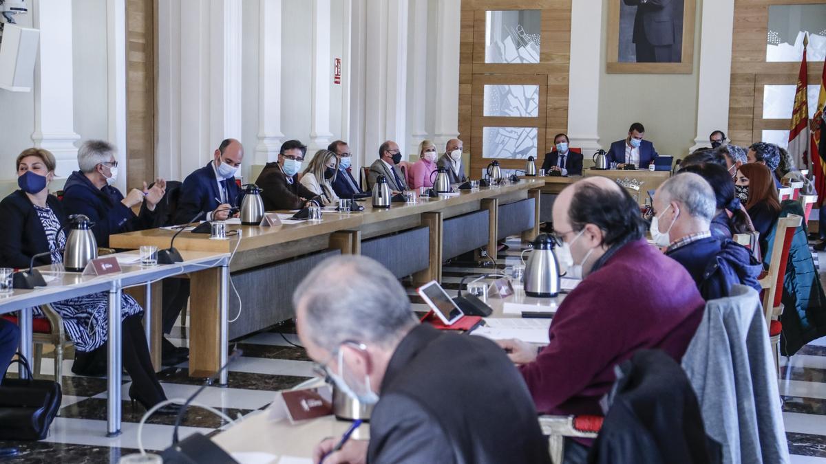 Un momento del pleno ordinario de febrero celebrado ayer en el Ayuntamiento de Cáceres.