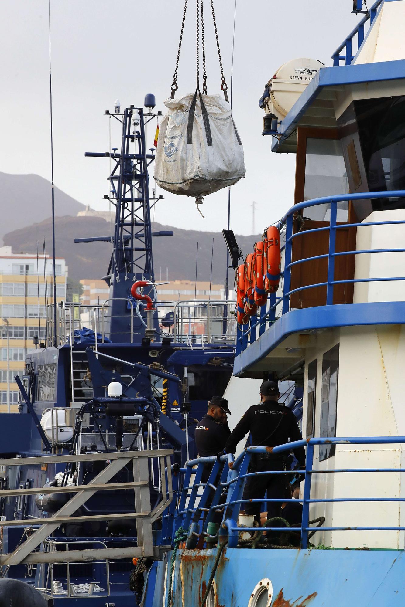 Trasladan a Gran Canaria a cinco detenidos en un pesquero con droga