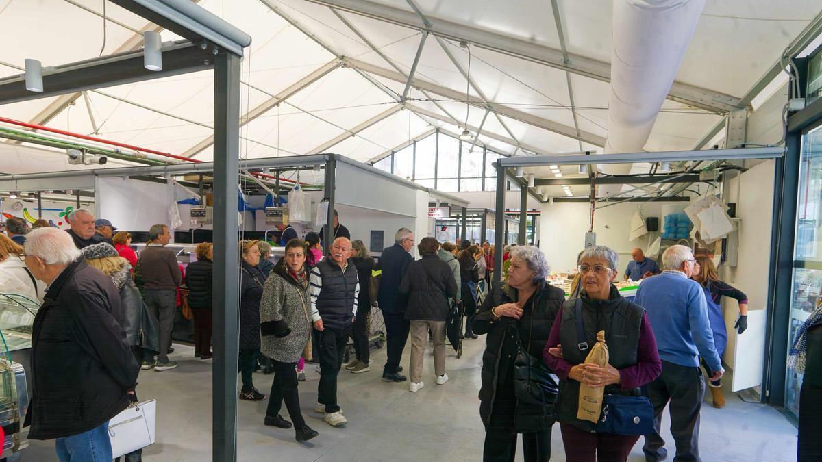 El mercado provisional de Castelló, luminoso y con 42 puestos, aprueba 'con nota'