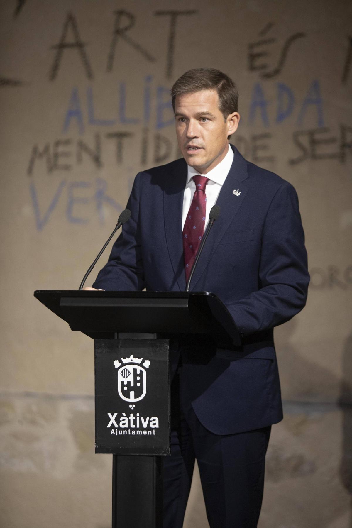 El alcalde de Xàtiva, Roger Cerdà, durante el discurso del 9 d'Octubre en Sant Domènec.