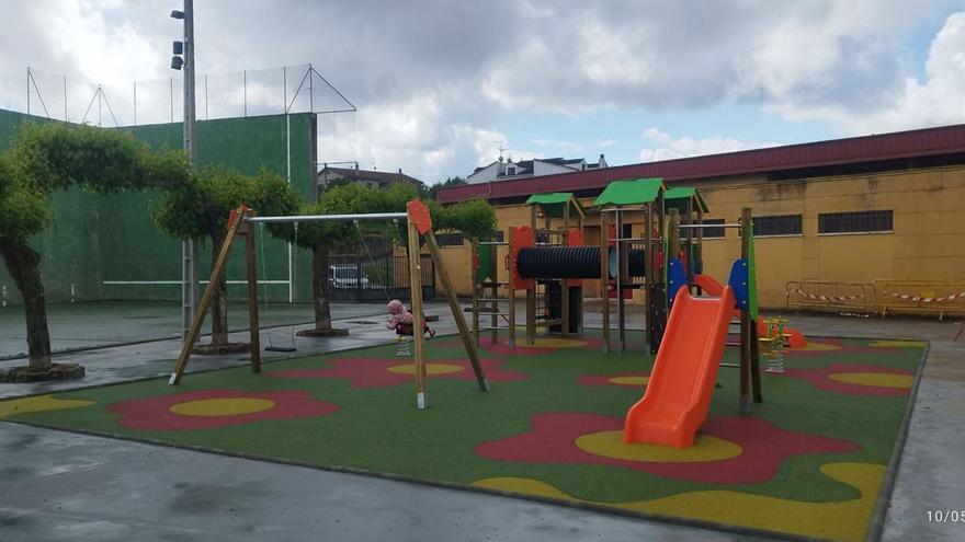 Parque infantil remodelado en Fermoselle y que llevará el nombre de «Conchita Regojo» | CEDIDA