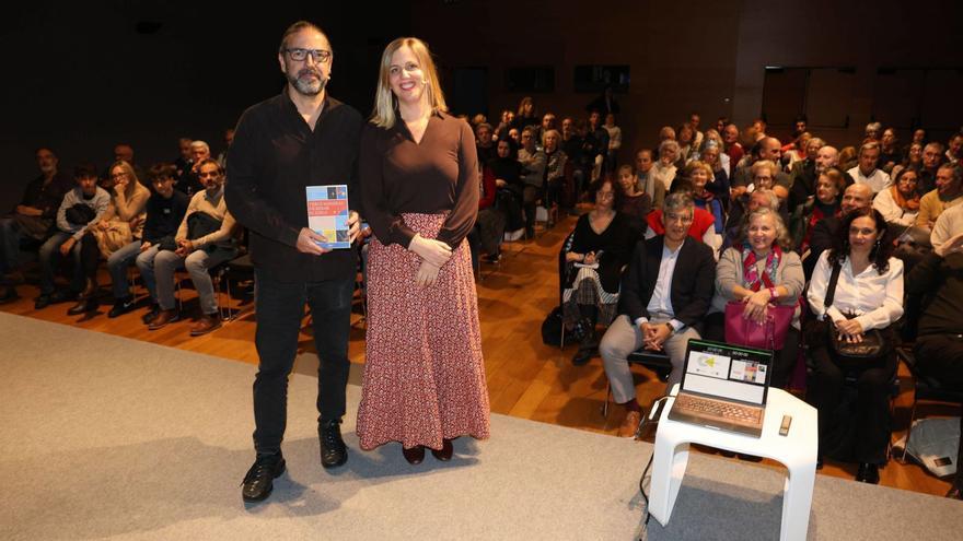 José Edelstein y Patricia 
Sánchez, ayer, en el Club FARO. 
|  José Lores