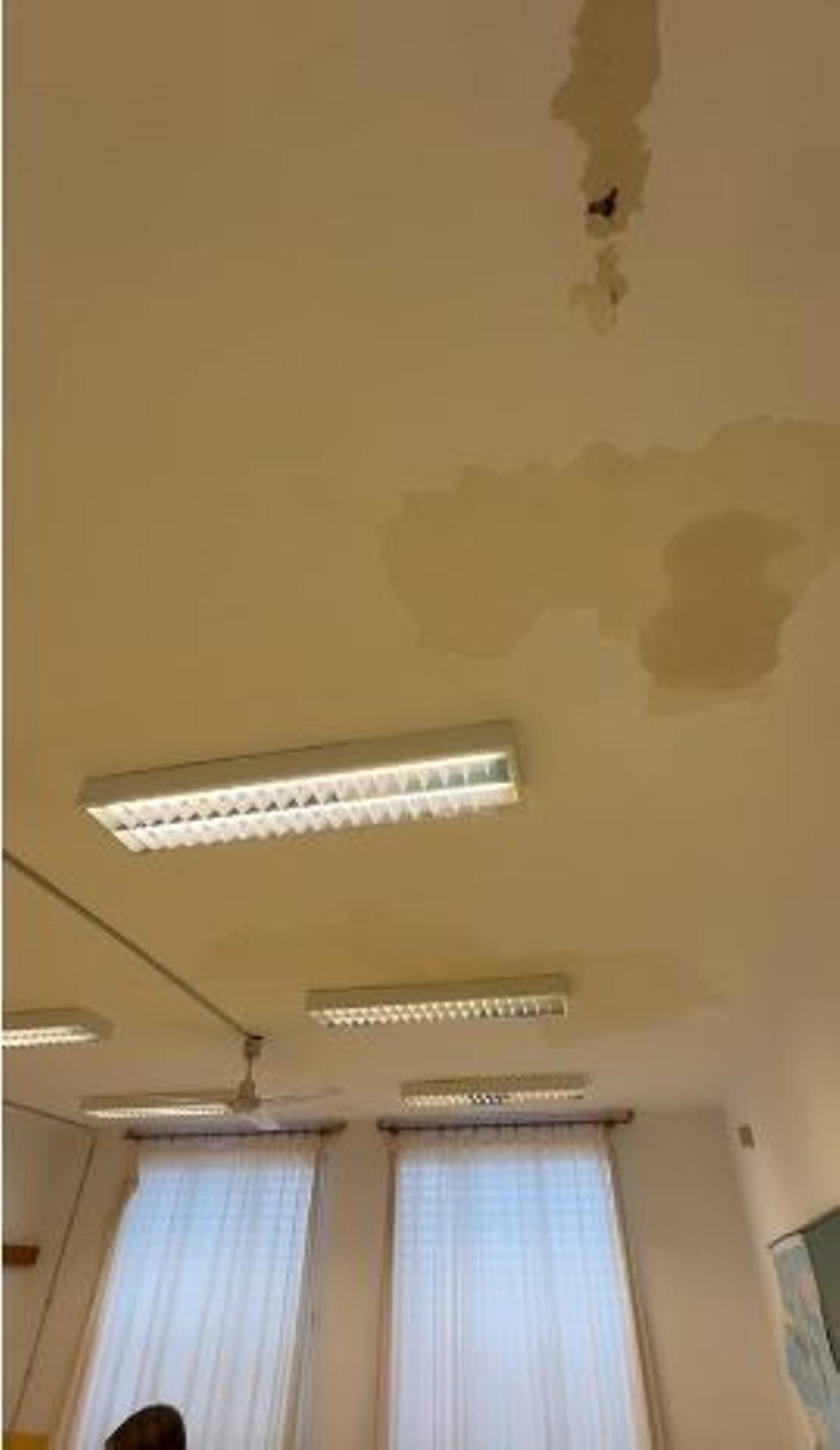 Denuncian la aparición de goteras en el colegio Ses Quarterades