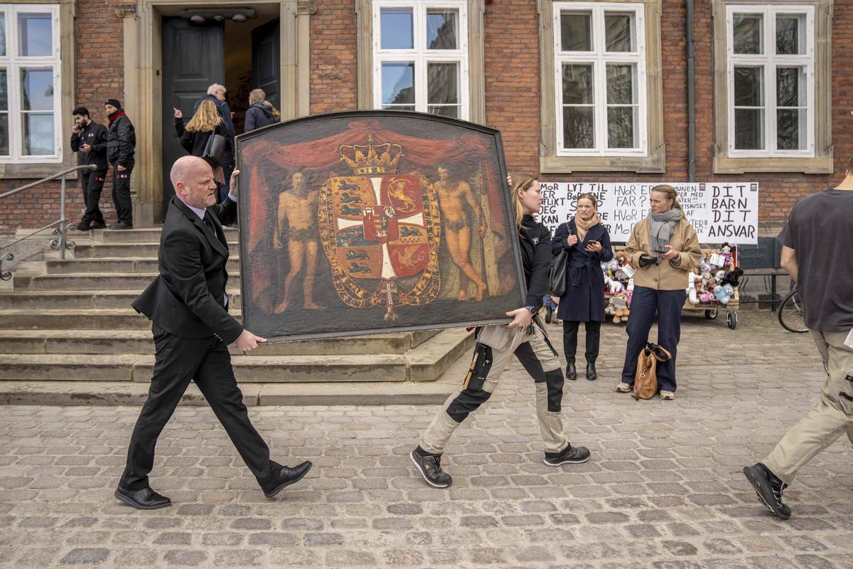 La Bolsa de Valores, uno de los edificios más antiguos de Copenhague, arrasada por un incendio.