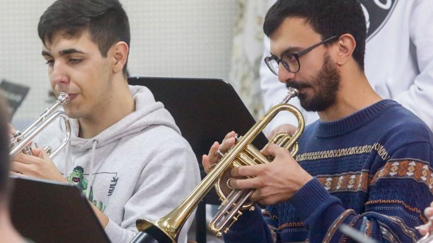 Matías Ezequiel Amarilla con su trompeta en Meaño, ayer por la mañana.   | // IÑAKI ABELLA