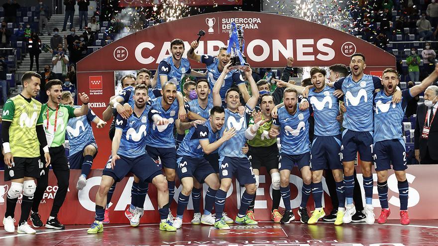 Los jugadores del Movistar Inter celebran el título de campeones de la Supercopa de España en el Wizink Center de Madrid.